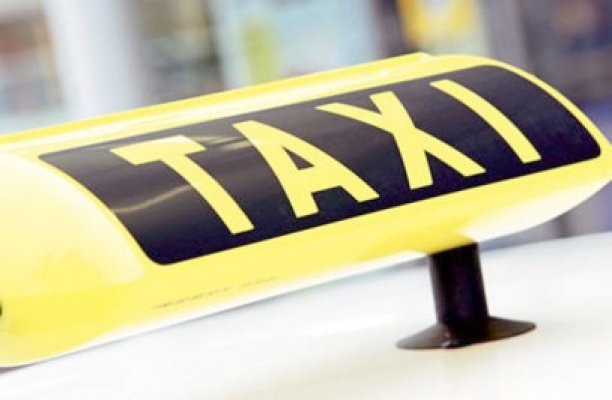 Un pieton a fost luat pe capota unui taximetru în zona Hotelului Naţional din Mamaia